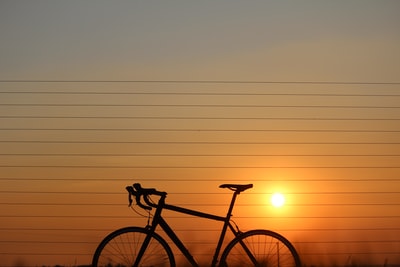 日落时公路自行车的轮廓